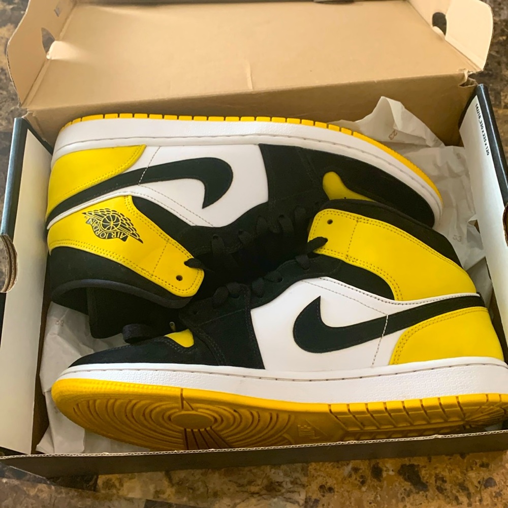 Air Jordan 1 Mid SE ‘Yellow Toe’ w/ original box